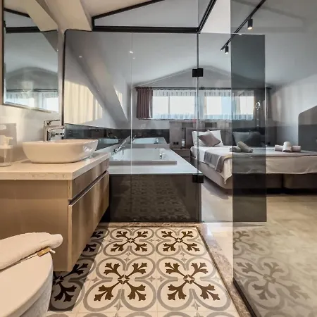 Luxurious W Pool Sauna Patio In